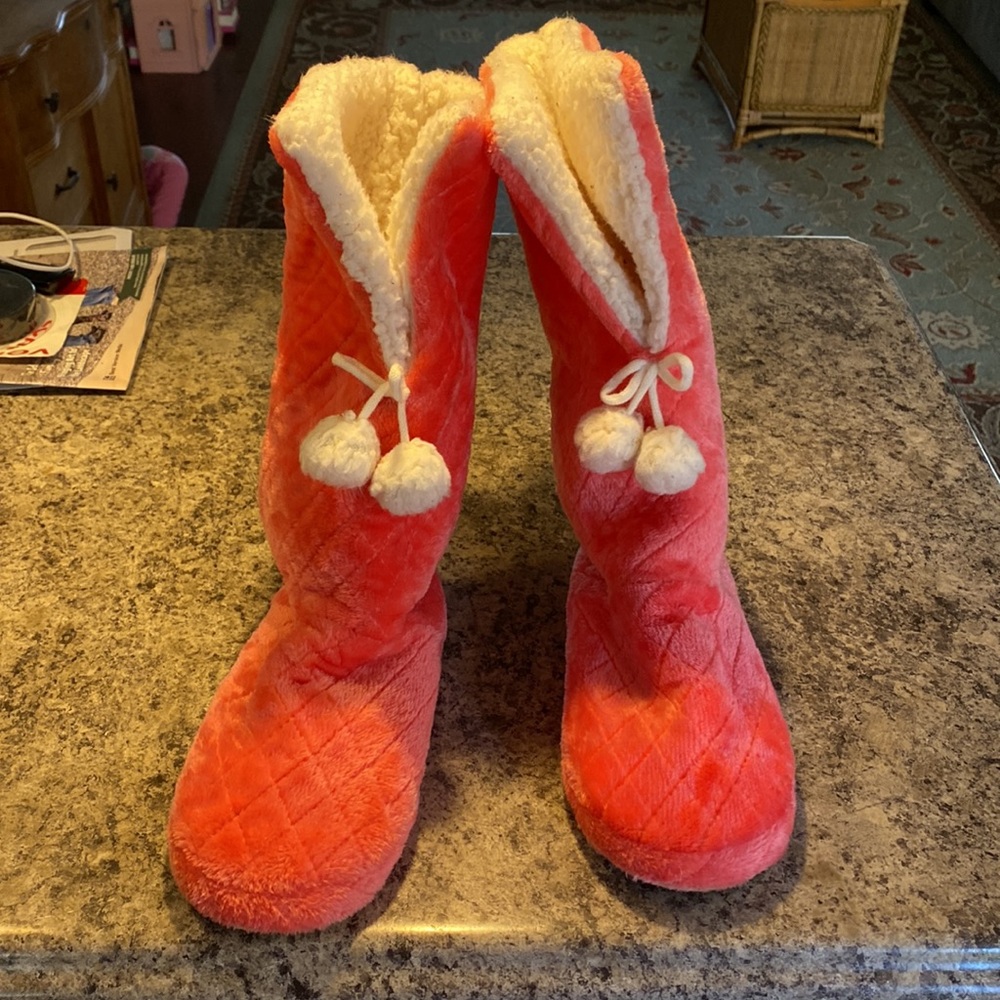 Soft and cozy company, women’s bedroom boots, soft fleece peach color size M